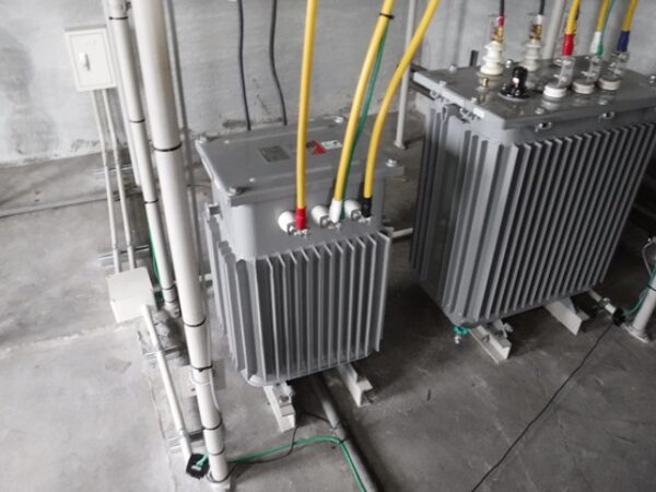 電灯トランス50KVA（左）